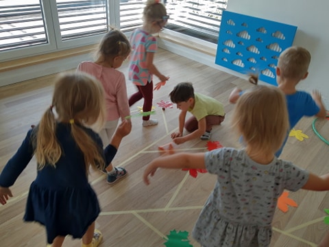 Jesienne drzewo- improwizacja muzyczna do&nbsp;utworu A. Vivaldiego pt.&nbsp;Jesień