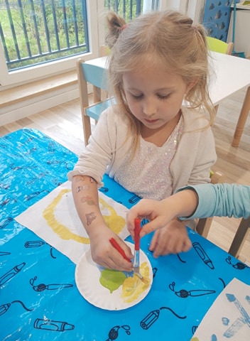 Hipcie malują na&nbsp;tkaninie