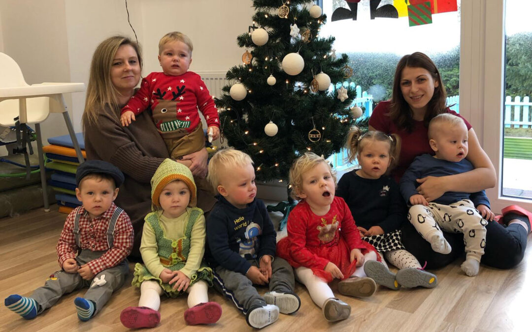 Pingwinki ubierają choinkę