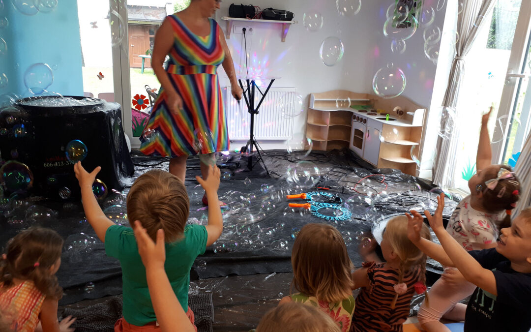 Bańki mydlane u&nbsp;Hipciów i&nbsp;Żyrafek